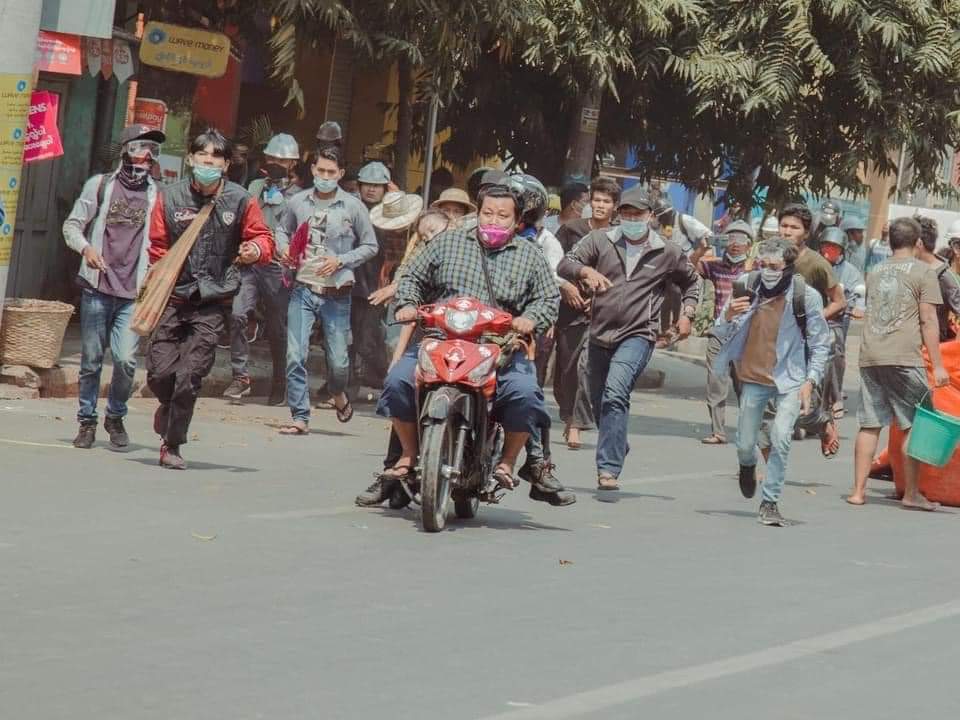 ttlulu6's tweet photo. See the heat in their heart in this photo? They saved 19yr old Kyal Sin who died in Head Shot yesterday although can save or cannot save can't be sured.😭
#WhatsHappeningInMyanmar
#Mar4Coup https://t.co/ZJ5oBh9ddo