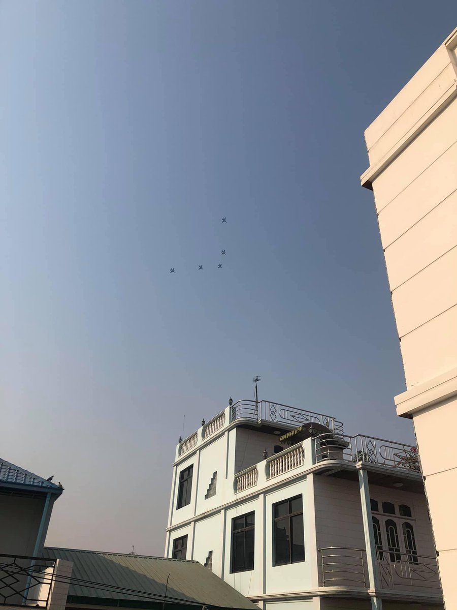 ggggg1234gf's tweet photo. 8:42 AM, Mandalay 
Locals said a number of fighter jets were flying around the town, to frighten the ppl.
Source Khit Thit Media

MILITARY MASSACRE 
#WhatsHappeningInMyanmar
#Mar4Coup https://t.co/NMOc2dsY6f