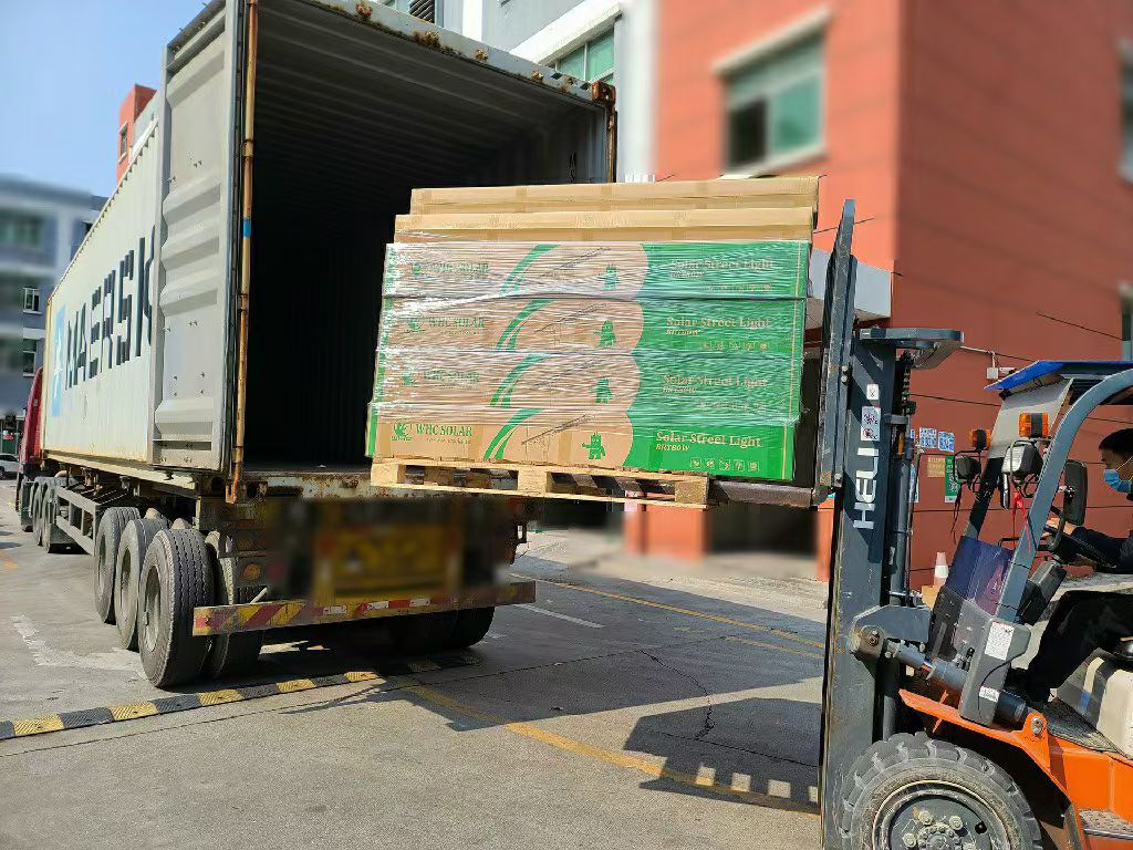 whcsolar's tweet photo. Loading Container To Nigeria💯
WHC SOLAR BRT80W Solar Street Lights😉😉
Super Bright and Long Lifespan Built-in LiFePo4 Lithium Battery
Best Choice For Street Lighting Projects🙌🙌
#whcsolar #solarstreetlights #ledlights #outdoorlights #solarlights https://t.co/i0Xd8ughEy