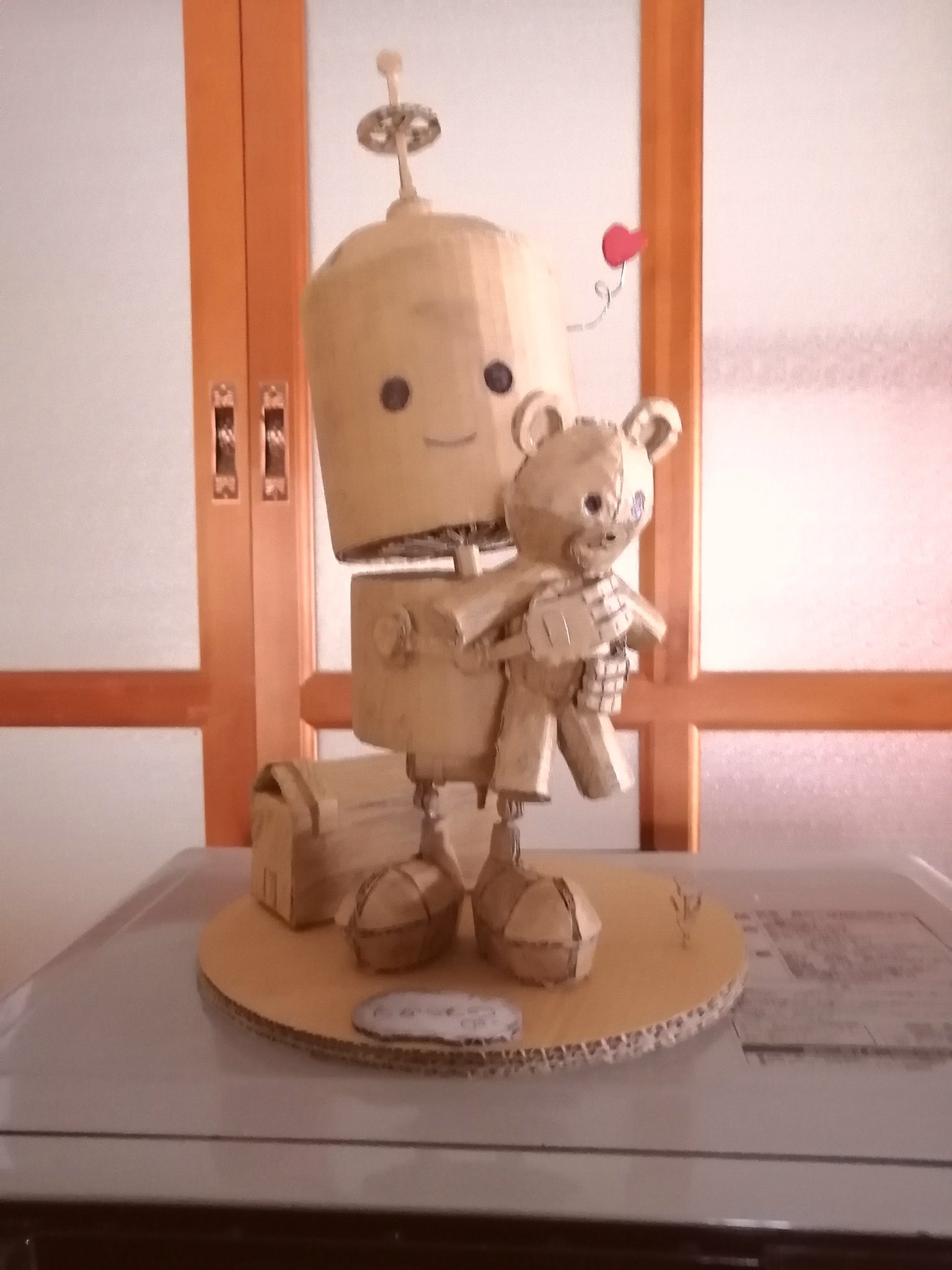 岡林商店 完成しました 子供の心を持つロボット ボロボロになっても 大切にしている ぬいぐるみ 宝物 今日から店内に展示します マサマサさんのメルヘンチックな世界を覗いて下さい ほっこりイラストを形に ダンボールアート