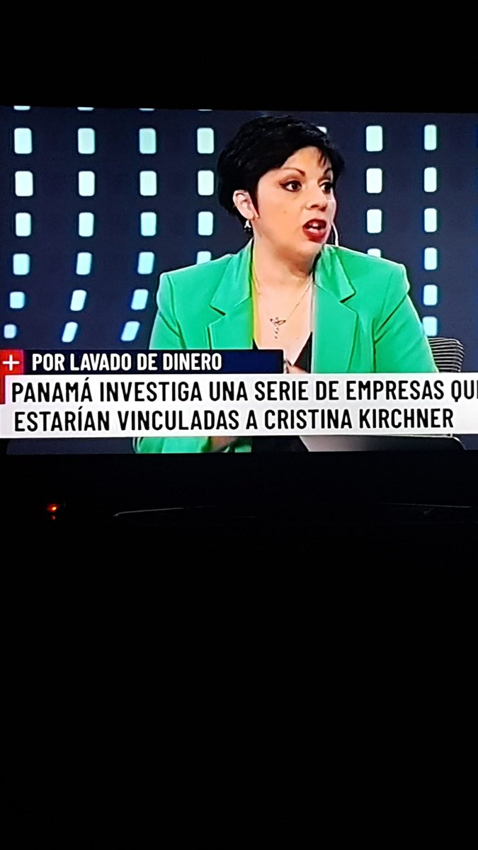 LadyAMA01091892's tweet photo. #CFKLadronaDeLaNacionArgentina. No se si abrio la boca leandro Baez, pero algo esta pasando. la vivora esta cayendo en desgracia  con poder y todo, las cosas no le están resultando como quería y se acercan los juicios a ella y sus crías. https://t.co/QID5wP2Doo