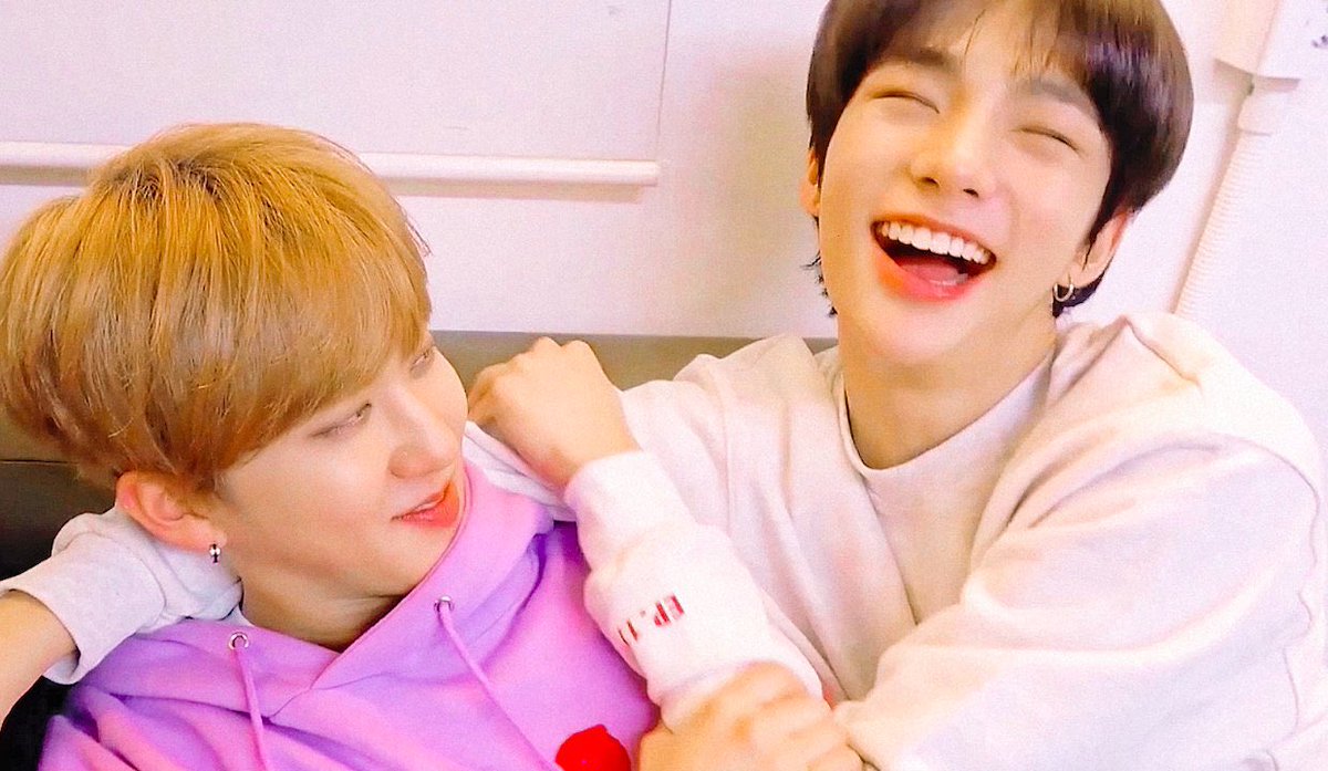 skzshots's tweet photo. 💜🤍 https://t.co/LYybbEDE2q