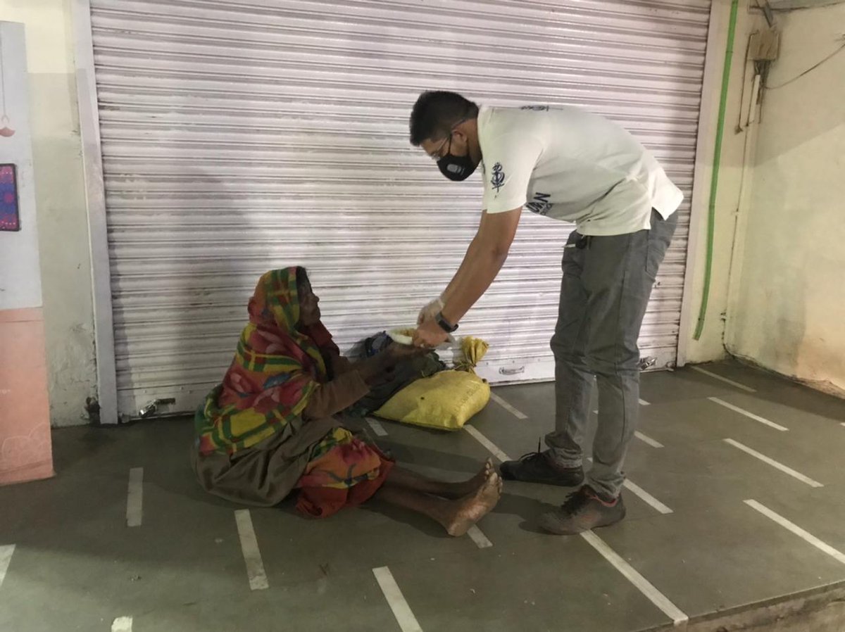 iamhumanfounda1's tweet photo. #imhumanrotibank
#226_tuesday_rotibank
#foodforall
#2_March_2021
Fed around 250 people in #bardoli

@PMOIndia @narendramodi @AmitShah @JPNadda @CRPaatil @vijayrupanibjp @sanghaviharsh @Nitinbhai_Patel @prabhunvasava @Ganpatsinhv @Swamy39 @kajal_jaihind
#imhuman
#helpeverhurtnever https://t.co/C75jaBISxO