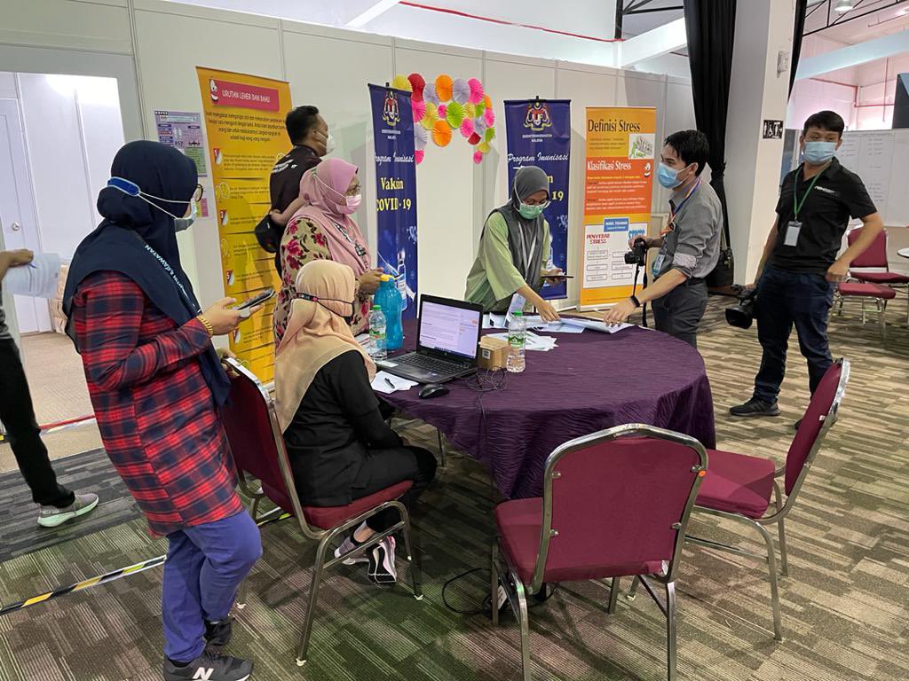 officialmosti's tweet photo. Petugas barisan hadapan sedang menerima suntikan vaksin COVID-19 di MAEPS, Serdang. Daftarlah di aplikasi MySejahtera.
#MOSTI #LindungDiriLindungSemua #CITF #Vaksin #Malaysia #MySejahtera #Dafter #Frontliners https://t.co/GKtCkdjlKp