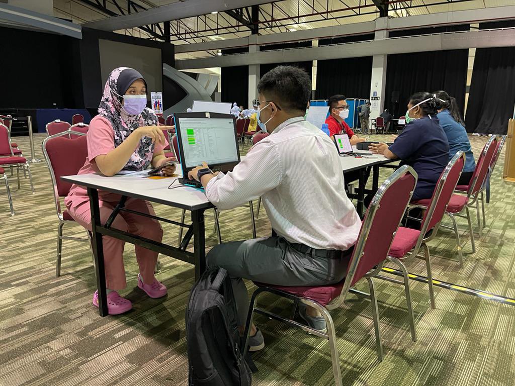 officialmosti's tweet photo. Petugas barisan hadapan sedang menerima suntikan vaksin COVID-19 di MAEPS, Serdang. Daftarlah di aplikasi MySejahtera.
#MOSTI #LindungDiriLindungSemua #CITF #Vaksin #Malaysia #MySejahtera #Dafter #Frontliners https://t.co/GKtCkdjlKp