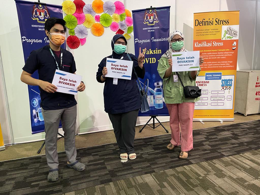 officialmosti's tweet photo. Petugas barisan hadapan sedang menerima suntikan vaksin COVID-19 di MAEPS, Serdang. Daftarlah di aplikasi MySejahtera.
#MOSTI #LindungDiriLindungSemua #CITF #Vaksin #Malaysia #MySejahtera #Dafter #Frontliners https://t.co/GKtCkdjlKp