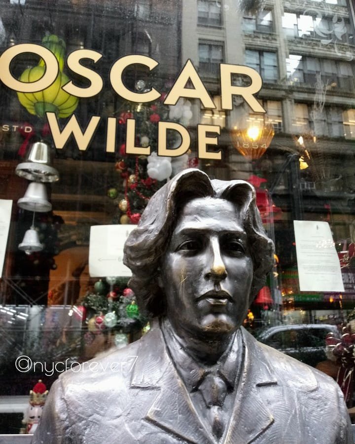 nycforever7's tweet photo. "Never love anyone who treats you like you're ordinary."
- Oscar Wilde
#manhattan
#oscarwilde #bar #restaurant
#nyc #poet #author #playwright
#christmas #decorations in March :) #nyc #midtown
#whynot #supportyourlocalrestaurants https://t.co/79mJBT2Sxl