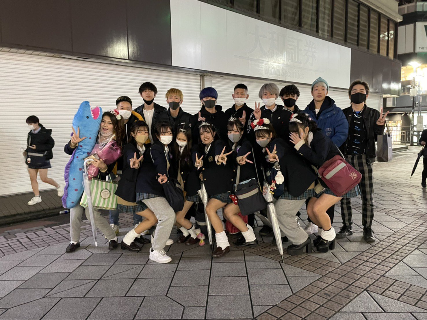 新栄女子高生卒業写真  / X