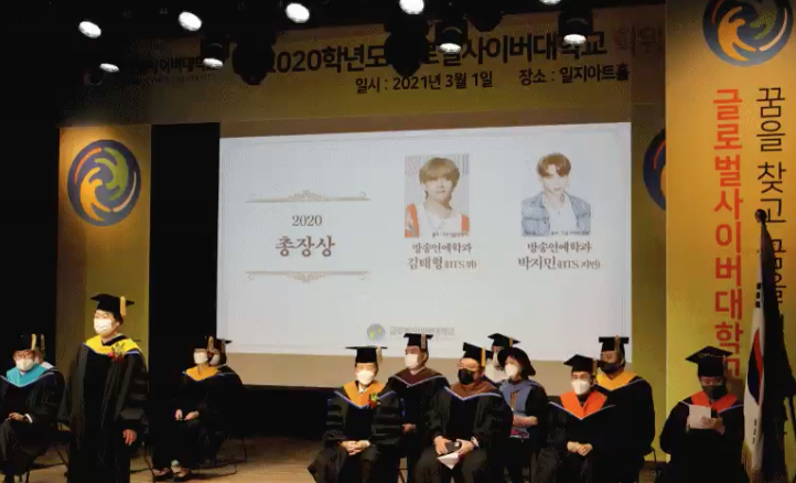 charts_k's tweet photo. Global Cyber University recently held a ceremony for their 2020 graduates, which include @BTS_twt's Jimin and V! The school also announced that Jimin and V were recipients of the university's 'President's Award'. 

https://t.co/Ose4zvXUfh https://t.co/sMsxCj6D8l