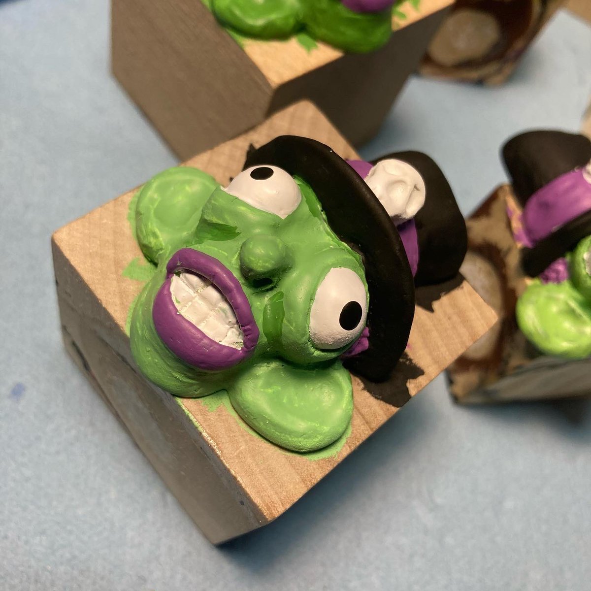 BrianABernhard's tweet photo. Made some headway painting my top hat Weirdos, I just need to paint the bloodshot eye veins, give them a black wash, then varnish the hell out of them!
#handmade #laartist #lapelpin #collactables #weirdart https://t.co/lYnuXI8s64
