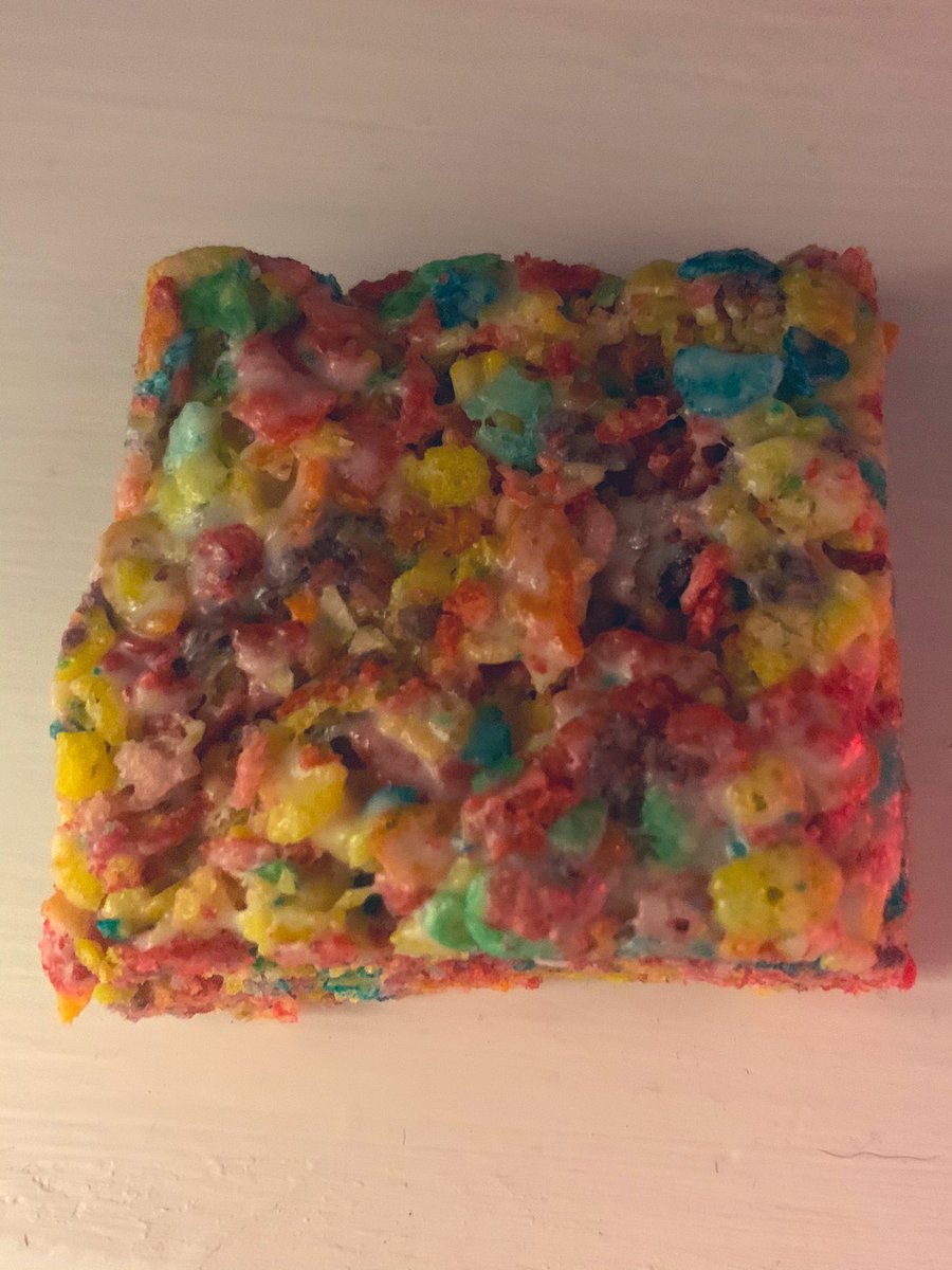 Swilly44's tweet photo. @lindzmc03 the perf fruity pebble treat ! 🤤 u daaaa bessss #bff #mybffbakes https://t.co/rBQxvZ4ujE