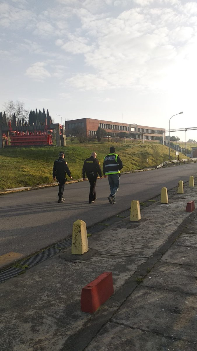 ccooindgalicia's tweet photo. 👮‍♂️ La Unidad de Delitos Económicos, UDEF, está mañana entrando en las fábricas de Aluiberica (antigua ALCOA) en Avilés y Coruña para proceder a registros y recabar documentación por las investigaciones llevadas a cabo ante las demandas presentadas. @jmiguelconde @VctorLedo1 https://t.co/XsH2wmSzAW