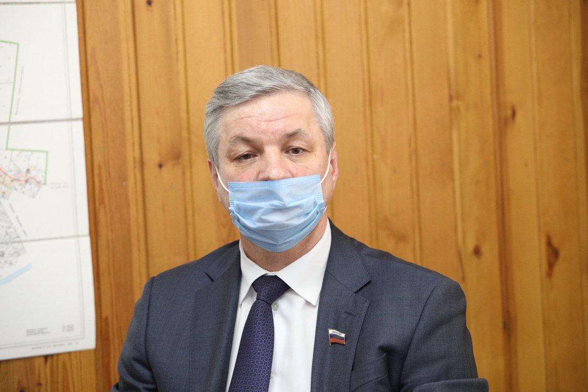 ERvologda's tweet photo. Жители Устюжны предложили разрешить гражданам собирать ветровал, если он пролежал на земле больше трех лет. Свою инициативу они озвучили секретарю РО "Единой России" Андрею Луц��нко в ходе его рабочей поездки в Устюженский район.

#ЕР35 #ЕРпомогает https://t.co/JVn24WSmj6