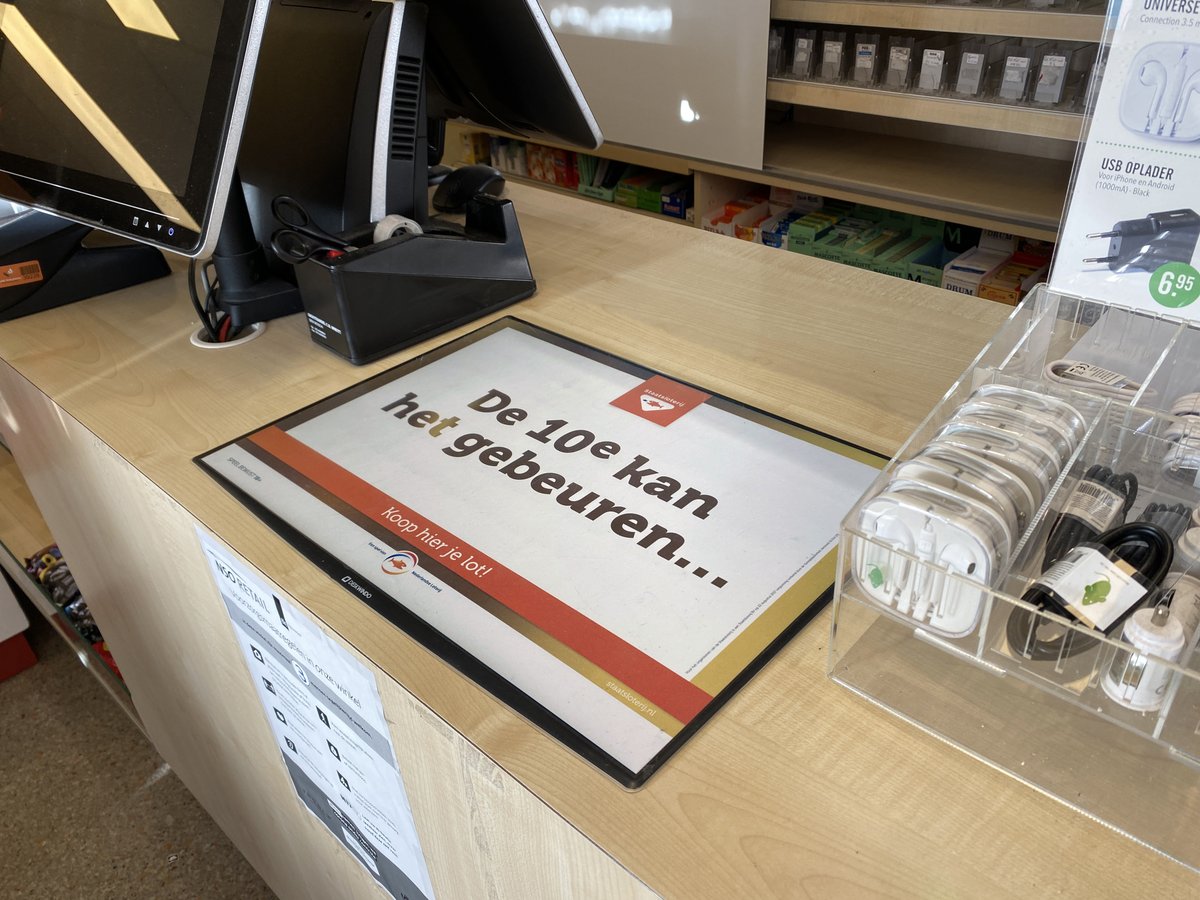 WINDO SPOTTING!! This time we spotted a DeskWindo in a convenience store in Holland. It is the Staatsloterij (Dutch Lottery) advertising at all lottery vending points. Effectively right at the POS #deskwindo  #instoremarketing #staatsloterij #counteradvertising #changeable #POS
