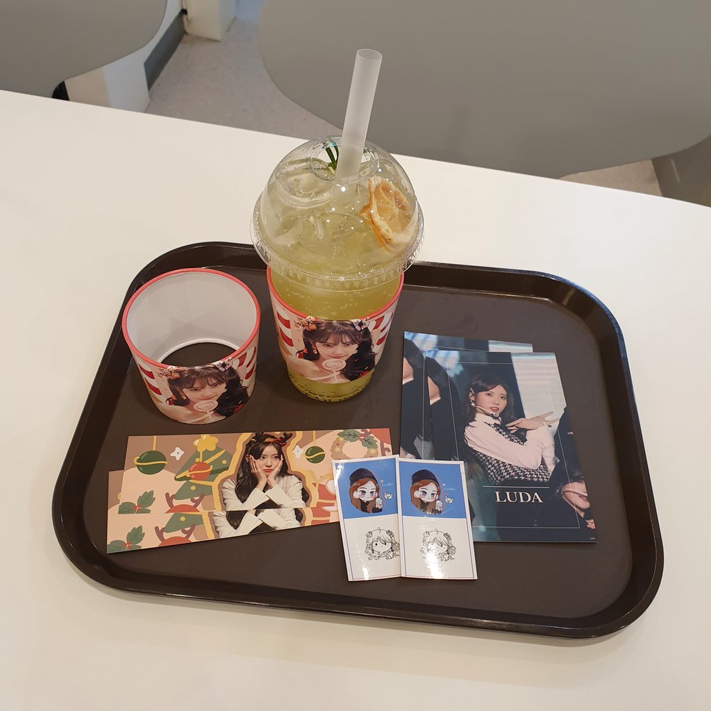SummerGarden110's tweet image. @RealLUDABar
#HappyLUDADay

2년 만에 방문한 멤버 생카(˘̩̩̩ε˘̩ƪ)
특전 너무 맘에 들어요 전시된 사진들도 잘 감상하구 갑니다:3❤