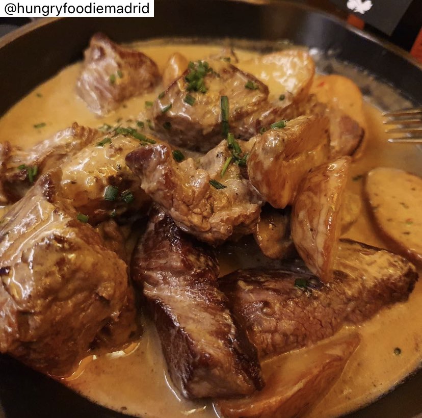 #Repost @hungryfoodiemadrid El plato fuerte de la cena de anoche en @alcaravearestaurantes Solomillo en salsa de Café de Paris con patatas asadas. Esta riquísima salsa, que lleva una mezcla secreta 🤫 de especies e hierbas,tiene sus origenes en el Café de Paris de Ginebra, Suiza.