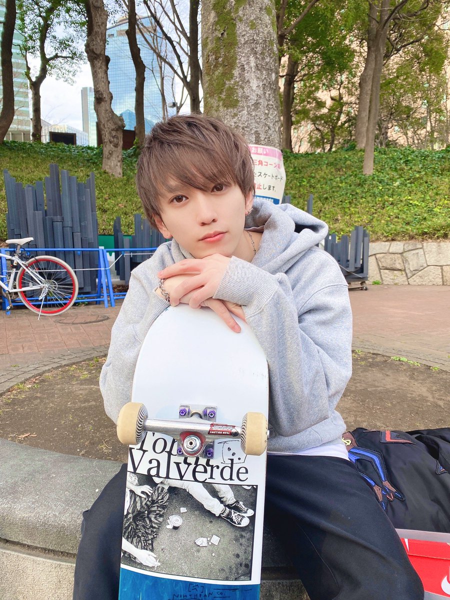 Takao_Sakuma811's tweet photo. 頭の中でそろそろイメチェンしないかって声が聞こえてきたので…。

久々の髪色で僕が1番戸惑ってます🙄

似合ってる？
#久しぶり
#髪色
#茶髪
#暗い色
#染めたけど不安になってる https://t.co/2KoWNTOJHr