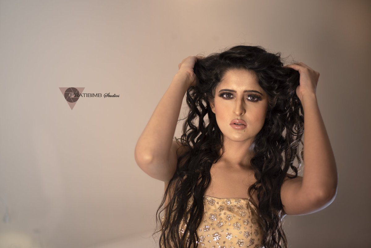 Pratibimbstudio's tweet photo. Elegance and glamour 🔥

#Modelphotoshoot #fashion #fashionblogger #modellife #fitness #thursdayvibes #fashionphotography #model #modelling #modelphotographer #ArtistOnTwitter #FashionModel #pratibimb_studios https://t.co/MLtsQAJmYc