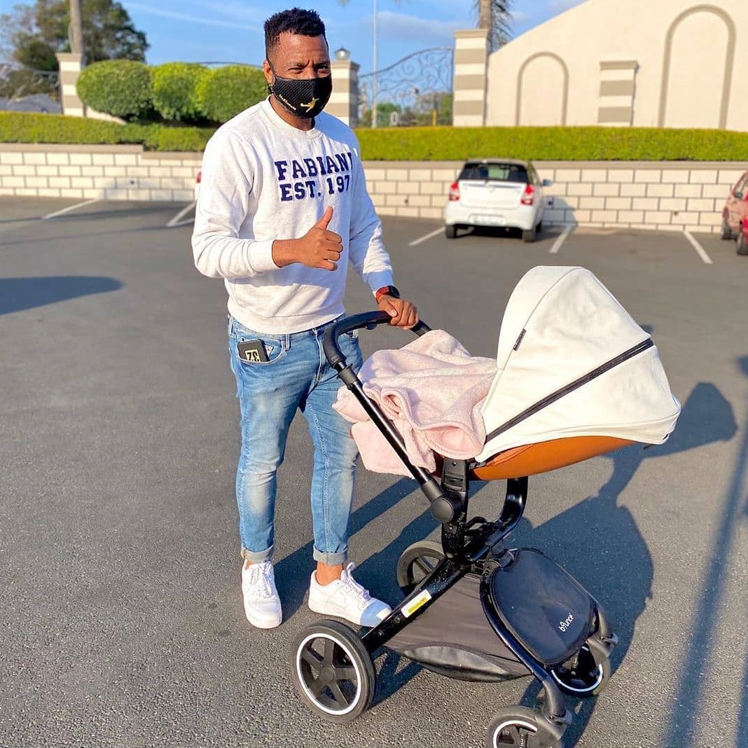 brieflyza's tweet photo. "I hope and pray that my daughter grows up empowered and doesn’t define herself by the way she looks but by qualities that make her an intelligent, strong and responsible woman #BabyZee Daddy Loves You ❤️😊"

 - Itumeleng Khune

📸 @_itumelengkhune32 #KHUNE https://t.co/aGOUjJdh6U