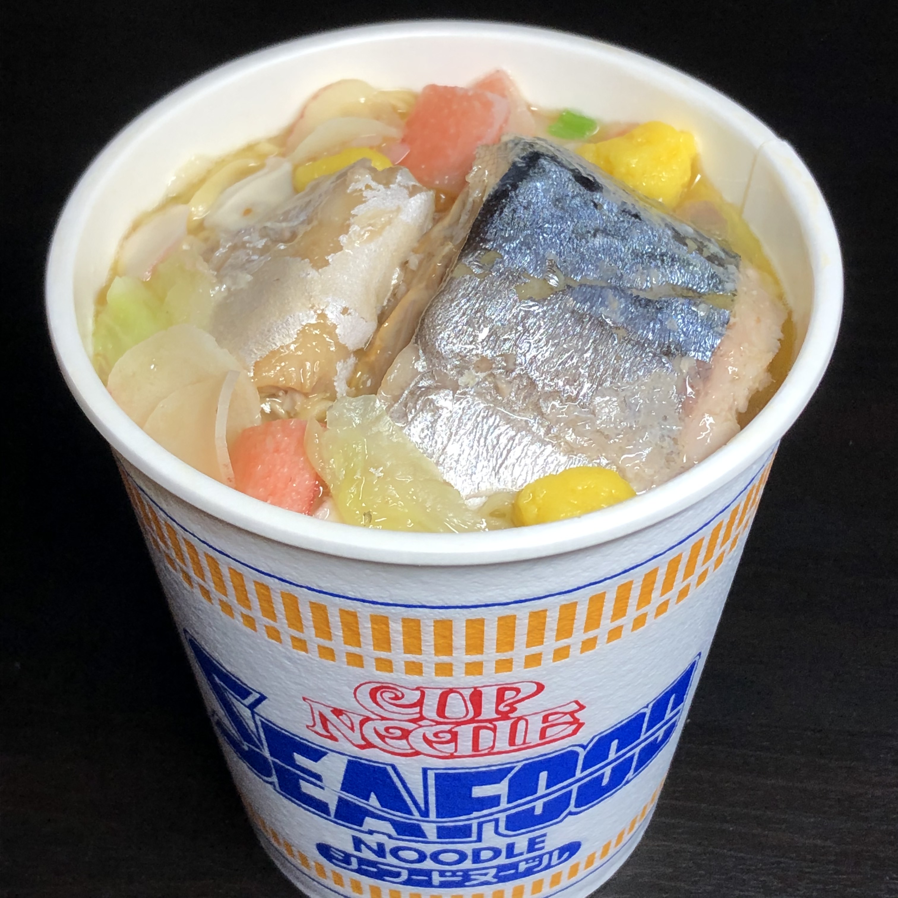 カップヌードル 今日は サバの日 騙されたと思ってサバの水煮缶を汁ごとシーフードヌードルにぶち込んでみてください 食ってみ 飛ぶぞ シーフードヌードルシーフードマシマシ