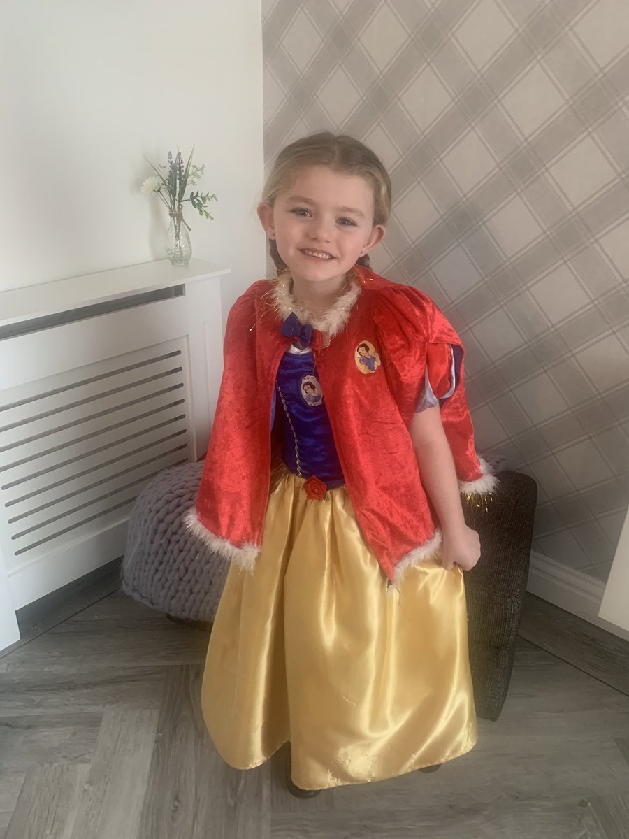 Snow White all set for world book day 🌍📚🍎