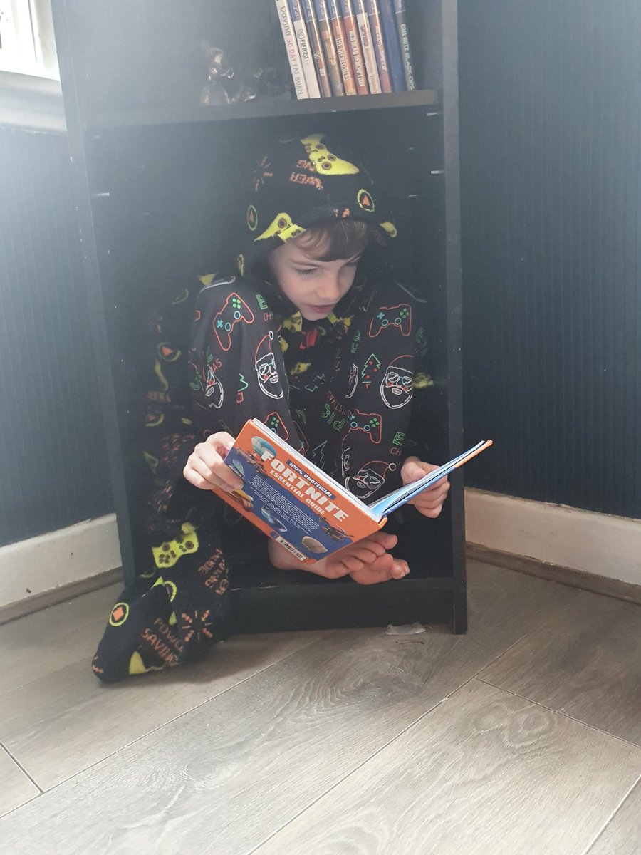 sumpner_emma's tweet photo. Just reading his book in an unusual place 📚 @HartleyBrookPri @hbworldbookday @HBMissWood https://t.co/Sib9EGT54j