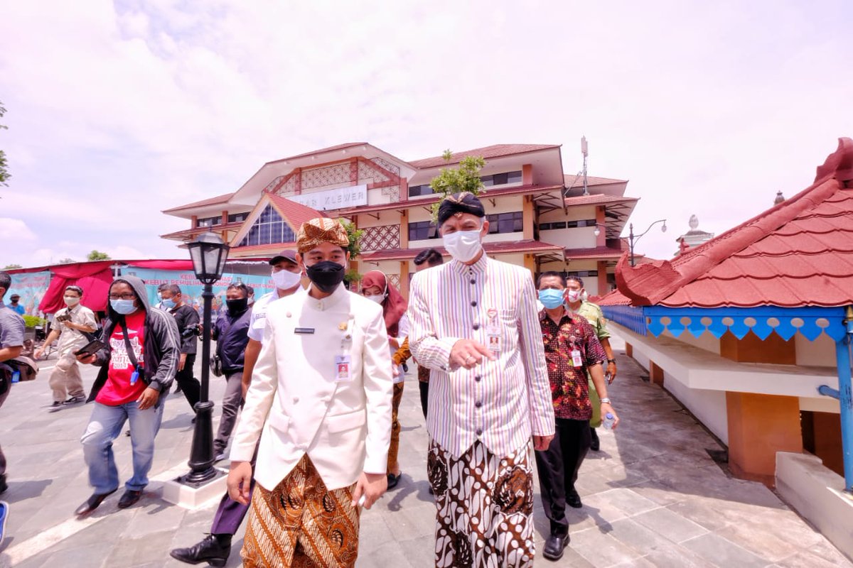 Ini bukan sedang kondangan tp lagi cek vaksinasi