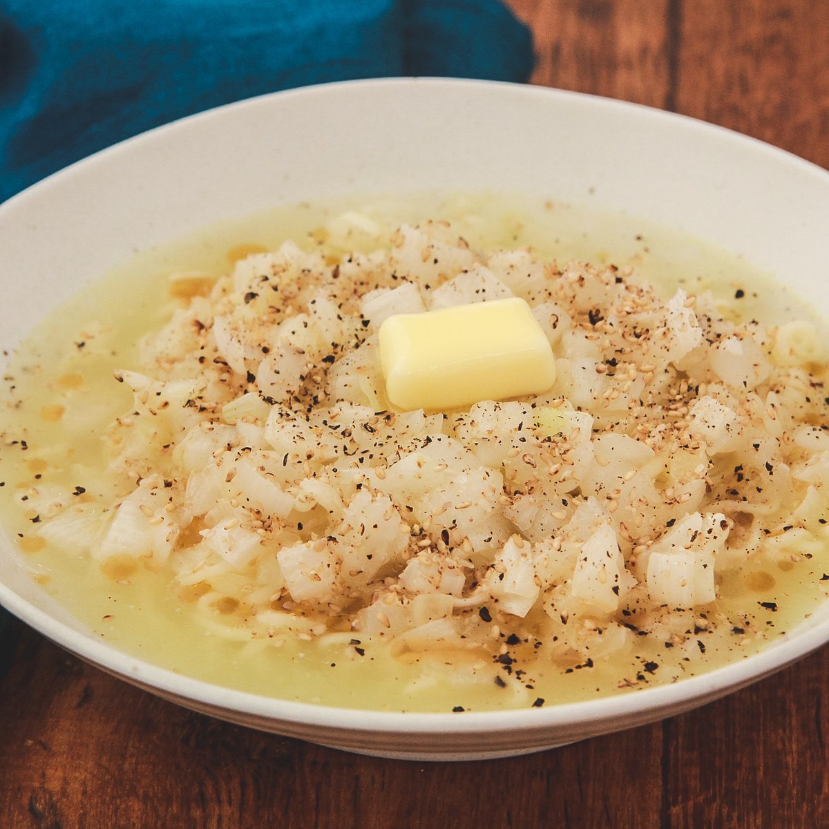 ラク速レシピのゆかり 料理家 Toroaクリエイティブディレクター 新玉ねぎのみずみずしくて甘い美味しさは塩ラーメン と合うのではないか と作ったら異様に美味しいのできた ざく切りした新玉ねぎ1個をごま油小1で炒めて塩ラーメンにのせるだけ これは塩