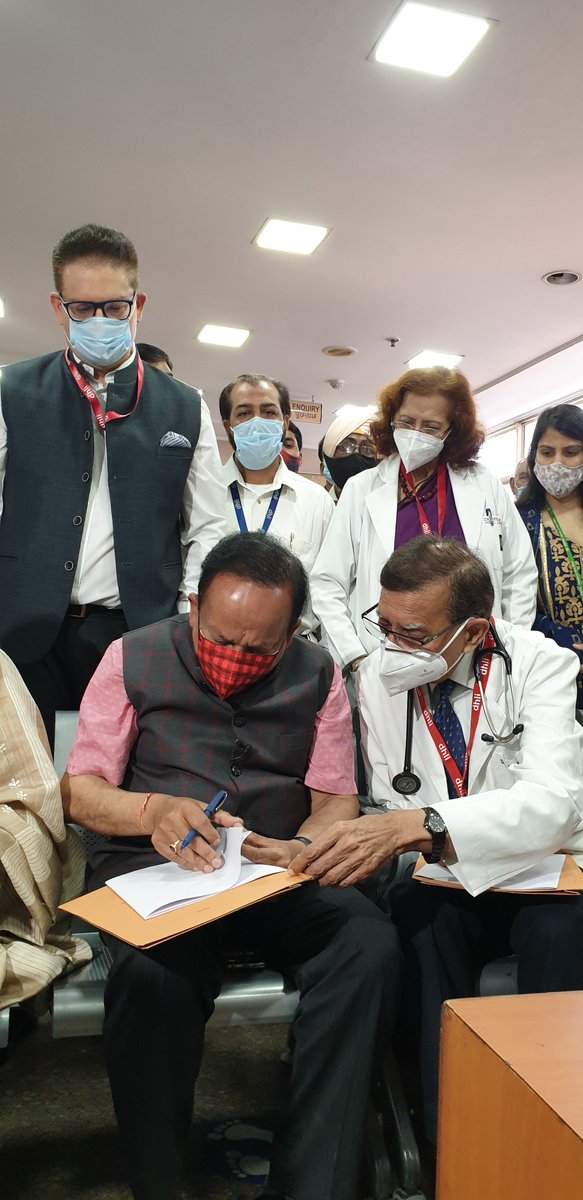dhli3mm2's tweet photo. Health Minister - Dr. Harsh Vardhan, getting Covid Vaccine at our Hospital DHLI on 03-March-2021.

#DrHarshVardhan #DrHarshVardhangotvaccinatedatdelhiheartandlunginstitute https://t.co/3QZNoxsJsm