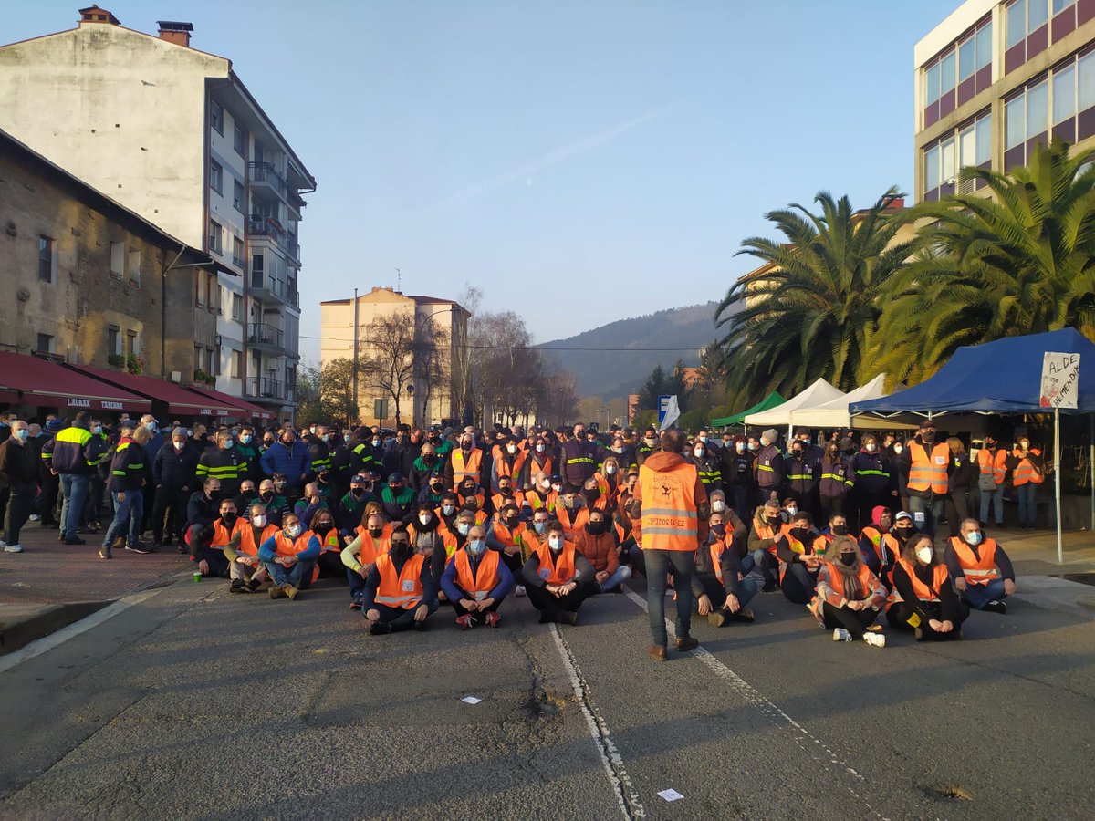 ITP/PCB despidorik ez! Tubacex despidorik ez!!

Gaur ITPko langileek elkartasuna adierazi diote Tubacexeko langileei.

Gora langileon borroka!