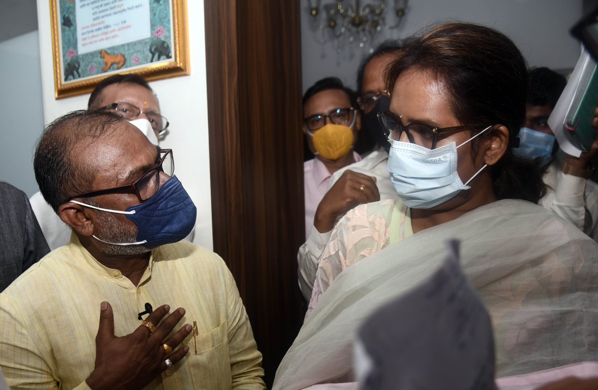 OfficialMesta's tweet photo. Sanjayrao Tayadepatil, President, MESTA interacts with @VarshaEGaikwad , Minister of School Education, Government of Maharashtra while he submits the memorandum of demands including payment of salaries and immediate release of RTE funds among others. 
#SaveOurTeachers #MESTA https://t.co/HaxO3EAw2T