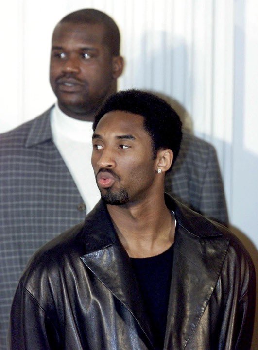 Hoopss's tweet photo. Shaq &amp; Kobe at the White House in ‘02. https://t.co/VTB366DXDm