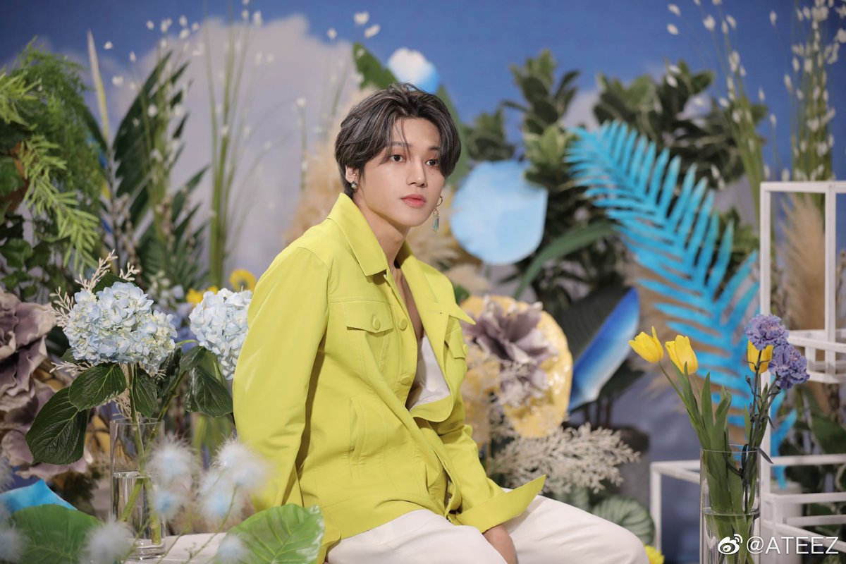 ATEEZInterN's tweet photo. 叮咚👀
为我们ATINY带来了拍摄现场的花絮照片哦!
大家可不要错过梯子们的各种魅力💕
#ATEEZ #Fireworks #FEVERPart2 https://t.co/15c3ZqV23r