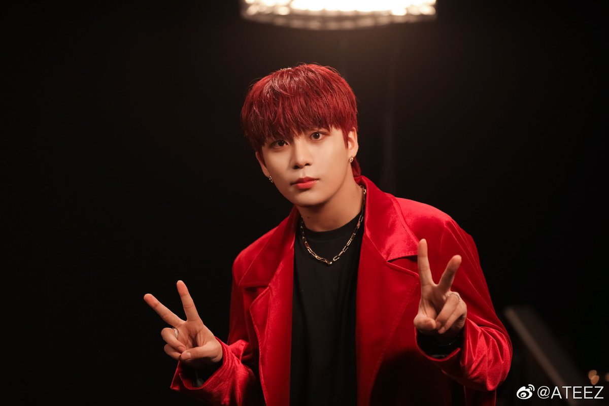 ATEEZInterN's tweet photo. 叮咚👀
为我们ATINY带来了拍摄现场的花絮照片哦!
大家可不要错过梯子们的各种魅力💕
#ATEEZ #Fireworks #FEVERPart2 https://t.co/15c3ZqV23r