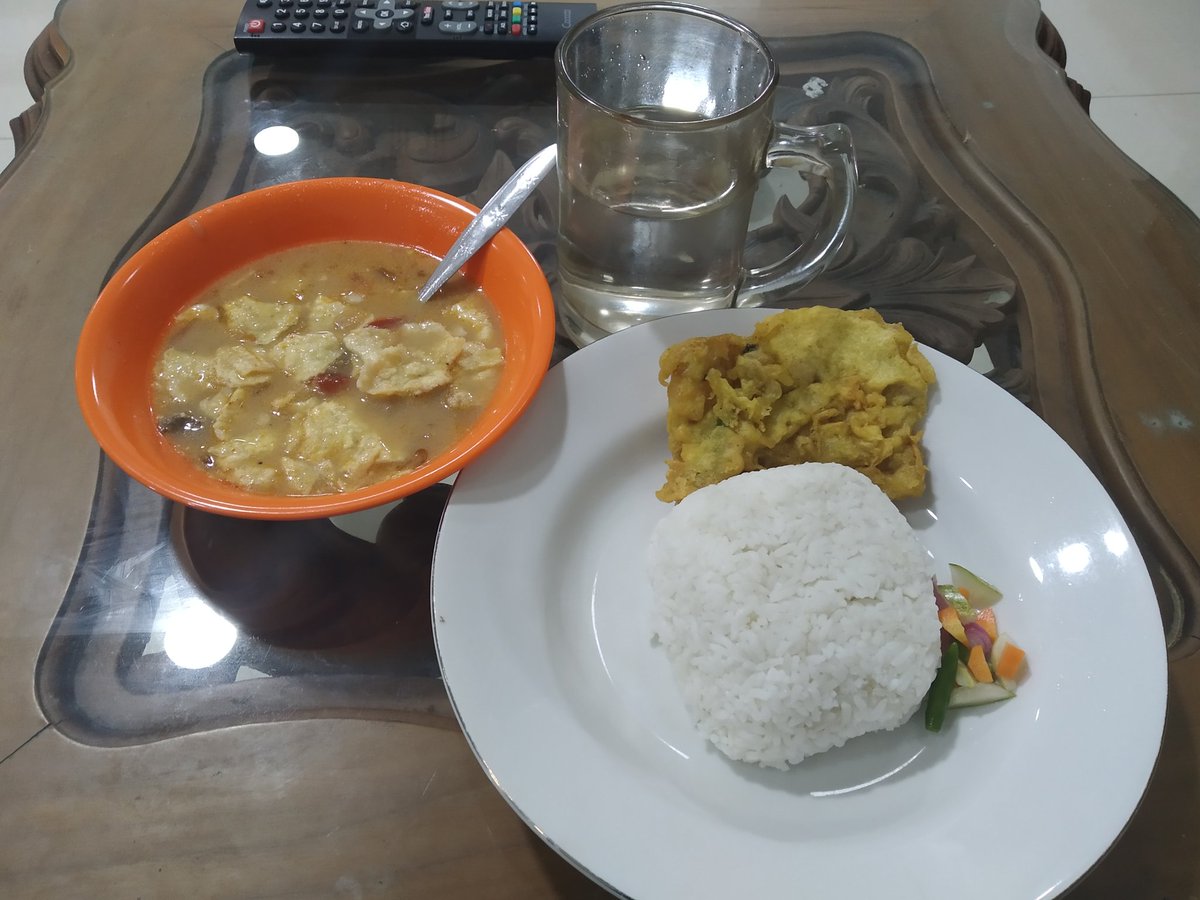Yuk Makan....!!!
Menu siang ini "Soto Betawi"