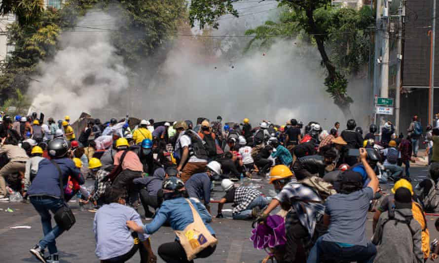 The "goggles, hard hats and homemade shields" of the Myanmar pro-democracy protesters provide no protection from ruthless security forces willing to open "sustained fire with automatic weapons." The junta kills 33 protesters on Wednesday alone. Awful. theguardian.com/world/2021/mar…