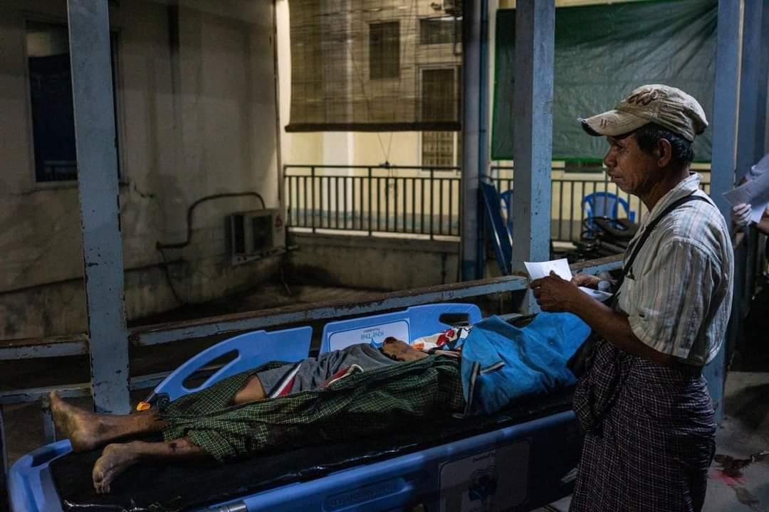 LoveSWAN7's tweet photo. It's said that when a parent dies, children bury them in the ground. When a child dies, parents bury them in their heart. 

Here are two fathers grieving for their children. Their children will be buried in their heart forever ... 

#WhatsHappeningInMyanmar 
#Mar4Coup https://t.co/wyVo4VCsrp