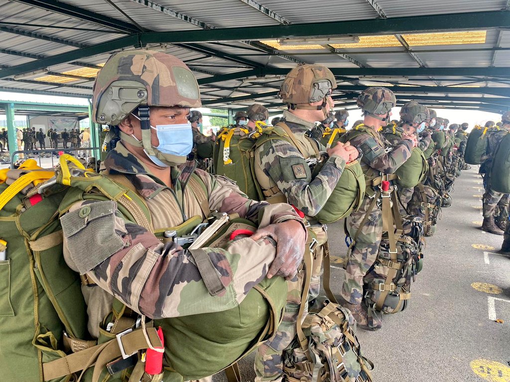 35eRAP_CDC's tweet photo. Retour en images sur une belle semaine de sauts 🪂.
⏩ La #PrepaOps est incontournable et garantit la #CapaOps du #35RAP‼️ https://t.co/dDMkPfdNr5