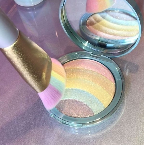 tae_siya's tweet photo. Too face highlighter.♡ https://t.co/cDyeTvmPNY