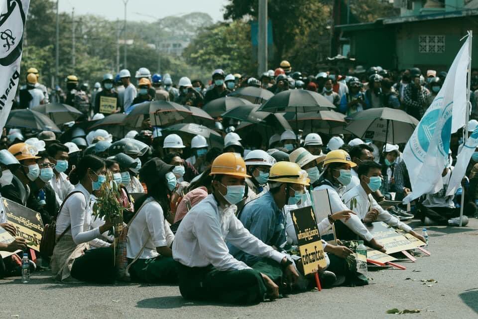 Shwe Mandalay's peaceful protest! See our people derserve with Democracy so much. No matter the terrorists are doing crimes, people are still protesting peacefully. MILITARY MASSACRE

#WhatsHappeningInMyanmar
#Mar4Coup #MilkTeaAlliance #OpCCP