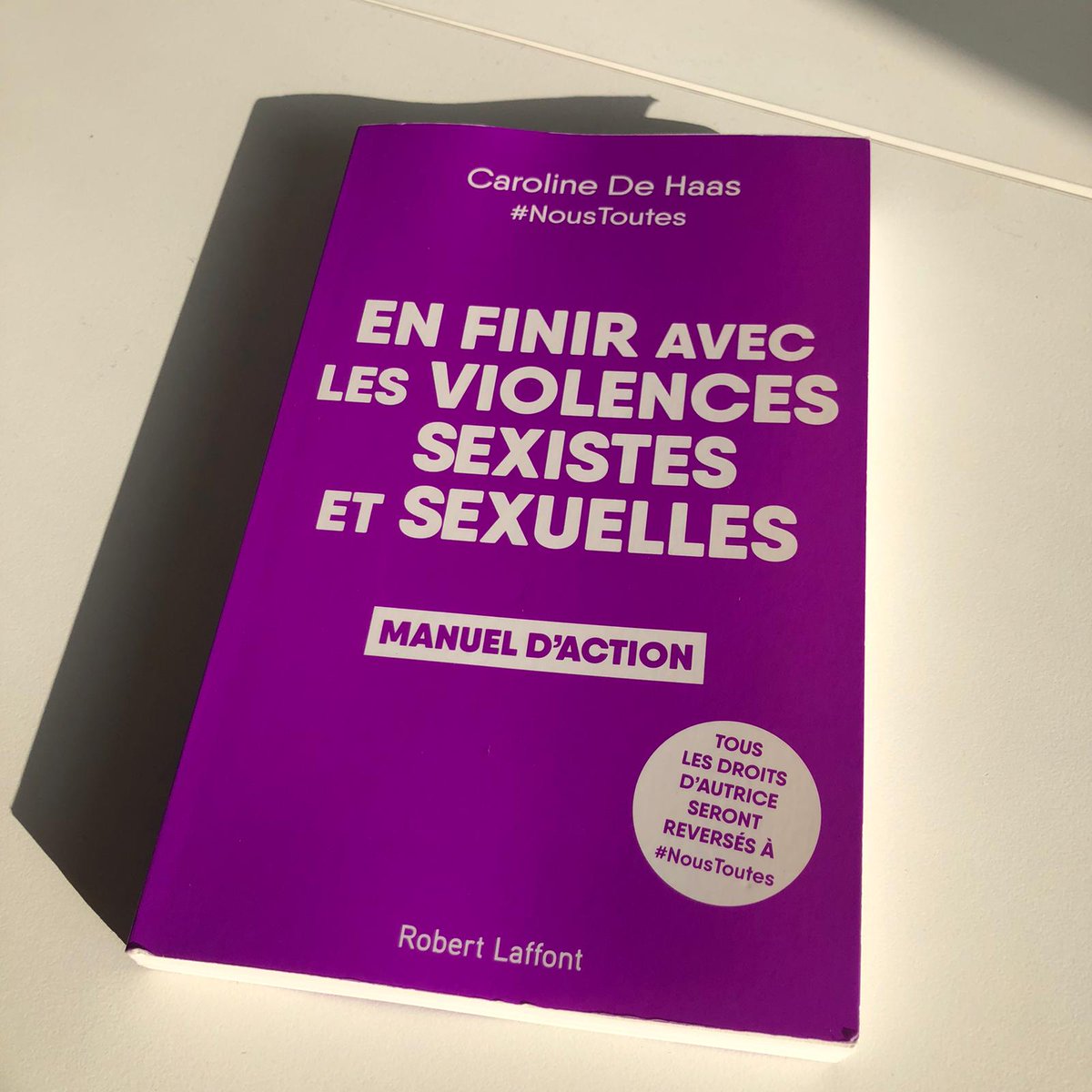 NousToutesOrg's tweet photo. 🤩 Aujourd’hui, sort en librairies le "Manuel d’action pour en finir avec les violences sexistes et sexuelles", écrit par @carolinedehaas et édité par @robert_laffont.

Tous les droits d'autrice sont versés à #NousToutes. 🎉

Les infos, les événements ici ⤵️ https://t.co/743czOStoY