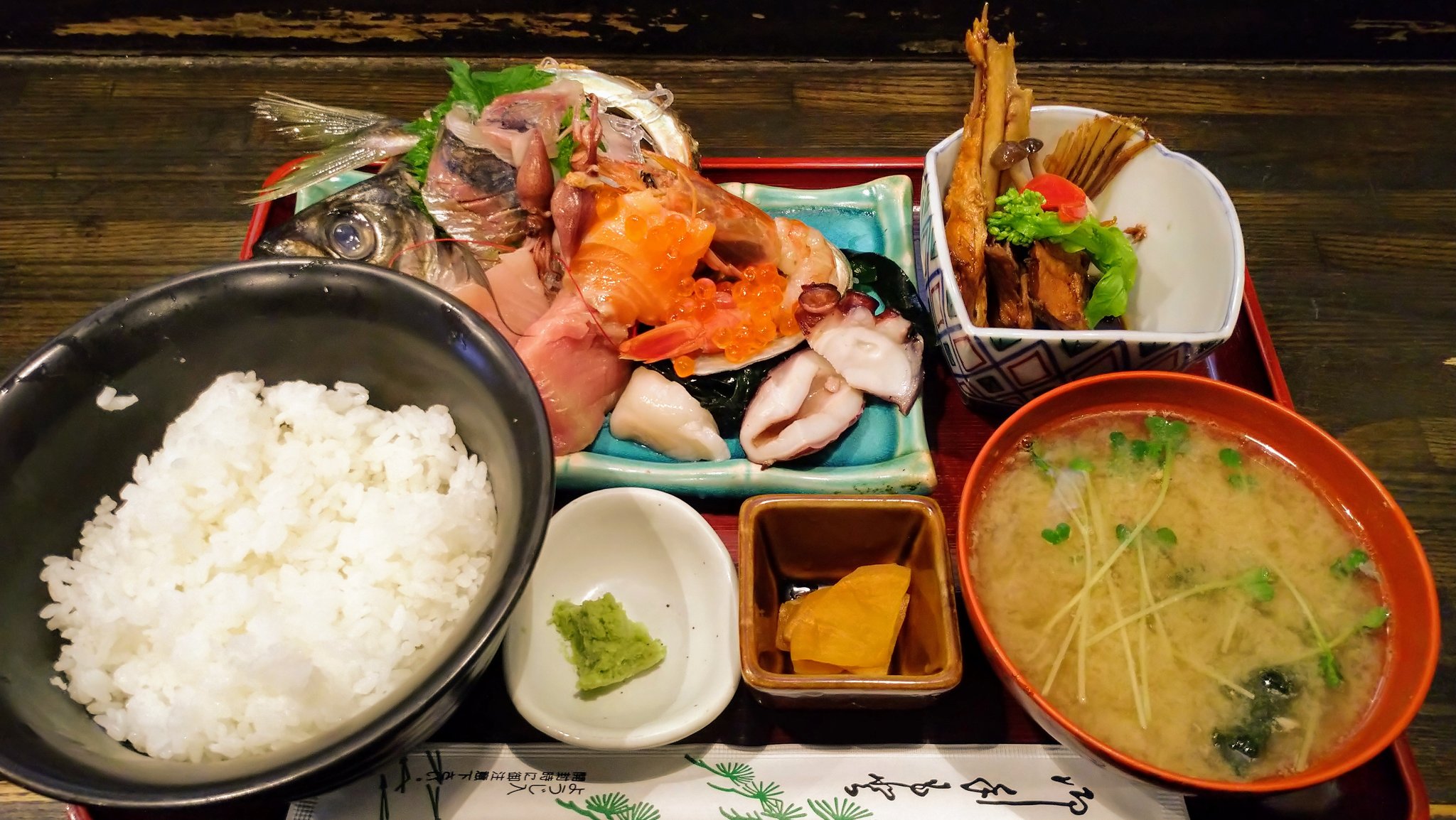 桂鷹治 Katsura Takaji 噺家 No Twitter 池袋 みなとの刺身定食 たこホタテ鮪サーモン海老いくらホタルイカに頭付き鯵 の刺身盛り 小鉢の甘辛あら煮に飾り切りのパプリカしめじ菜の花と春の風情 あら汁はしじみ入り 香の物は壷漬 〆はいくらをご飯に乗せていくら丼