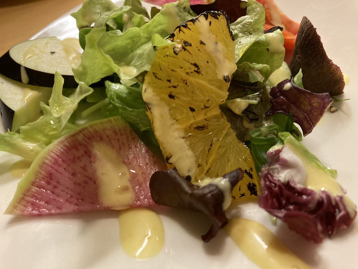 crazybenchan's tweet photo. 久々にラヴィゴットさんへ♫いつも色々と勉強になる!
パスタは当然美味しいが、ここのサラダは絶品!主に良農園の野菜を使用している。野菜の旨味を引き立てるドレッシングも最高!
岩崎さん!ご馳走様でした!
#ラヴィゴット
#Ravigote
#いつも感動する
#サラダ
#前橋中心商店街
#良農園 https://t.co/G4gdtjzvjG