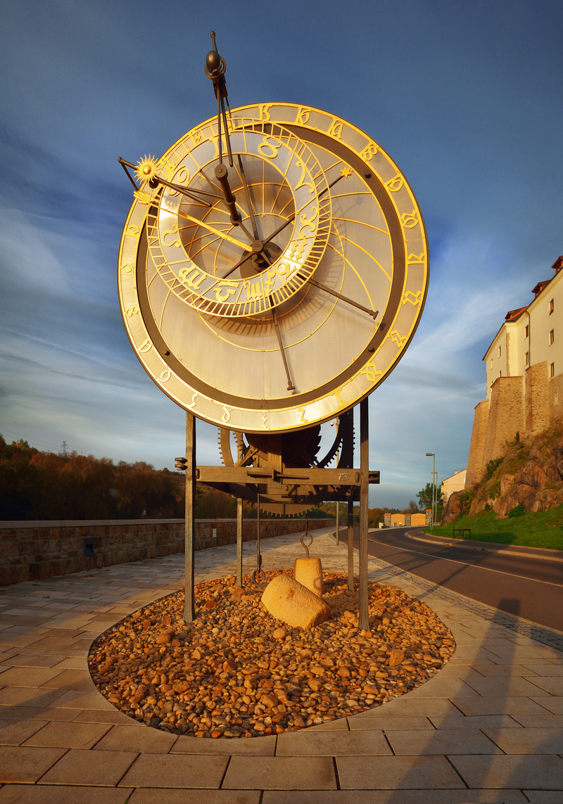 チェコ共和国 公式 プラハの旧市街広場にある天文時計はご存知の方も多いのではないでしょうか しかしチェコにある天文時計 はこれだけではありません 毎時間人形が現れる天文時計 村のモチーフをあしらった天文時計 最新の天文時計 ぜひ一緒に
