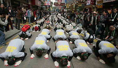this is how south 🇰🇷 farmers demonstrate in 🇭🇰Three-step worship.
this is a peace operation that allows more different people to participate. make more people sympathetic and willing to participate in demonstrations together #WhatsHappeningInMyanmar 
youtube.com/watch?v=FwBmXB…