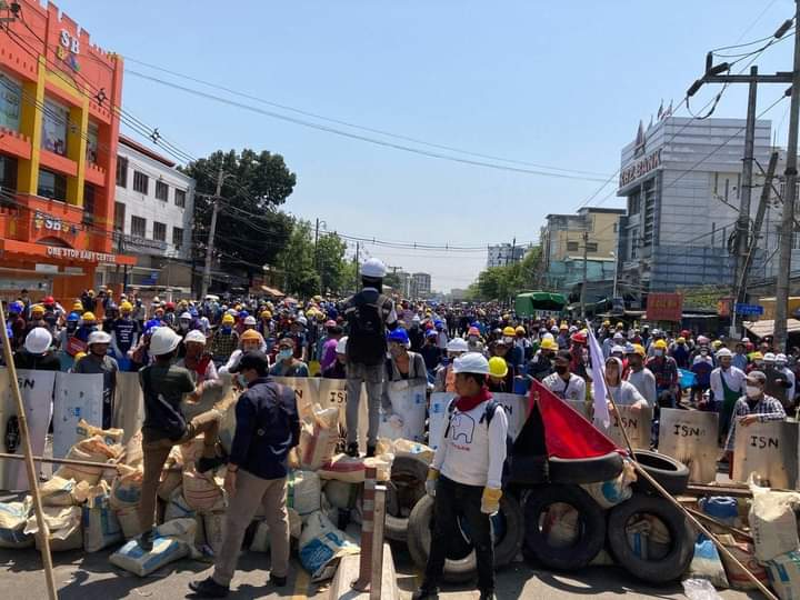 TeTe96199365's tweet photo. Anti-coup protestors at Insein Yangon insist on End dictatorship 
 
MILITARY MASSACRE

#Mar4Coup
#WhatsHappeningInMyanmar

@UN_HRC @hrw  @UN @NATO @KenRoth @RapporteurUn @freya_cole @drsasa_mm  @CIJ_ICJ https://t.co/dlR6mWFbKL