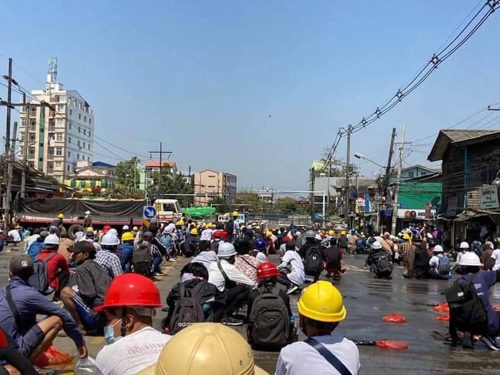 TeTe96199365's tweet photo. Anti-coup protestors at Insein Yangon insist on End dictatorship 
 
MILITARY MASSACRE

#Mar4Coup
#WhatsHappeningInMyanmar

@UN_HRC @hrw  @UN @NATO @KenRoth @RapporteurUn @freya_cole @drsasa_mm  @CIJ_ICJ https://t.co/dlR6mWFbKL