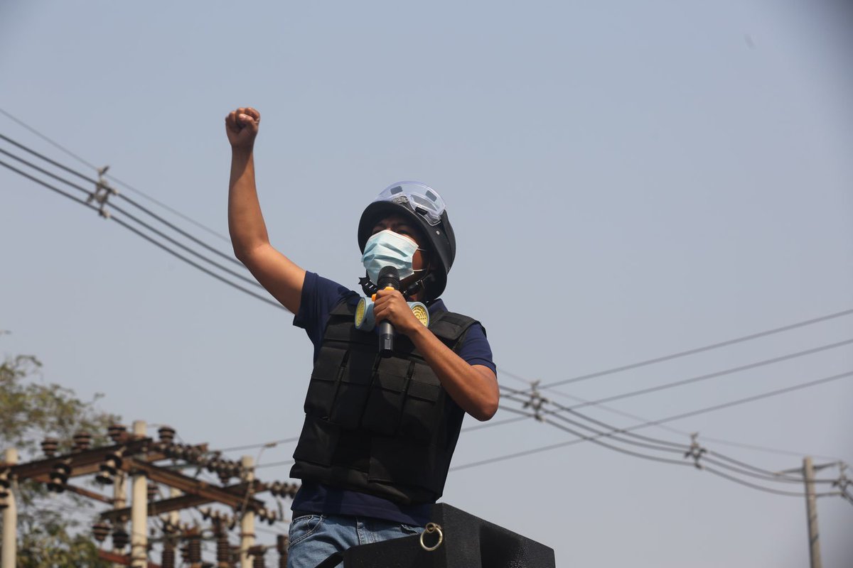 A sit-in on Mandalay's 26th Street ended quietly at 11:30am today, after days of shocking police brutality there. Nearby residents had barricaded the area to protect protesters but, surprisingly to many, security forces never showed up. #WhatsHappeningInMyanmar