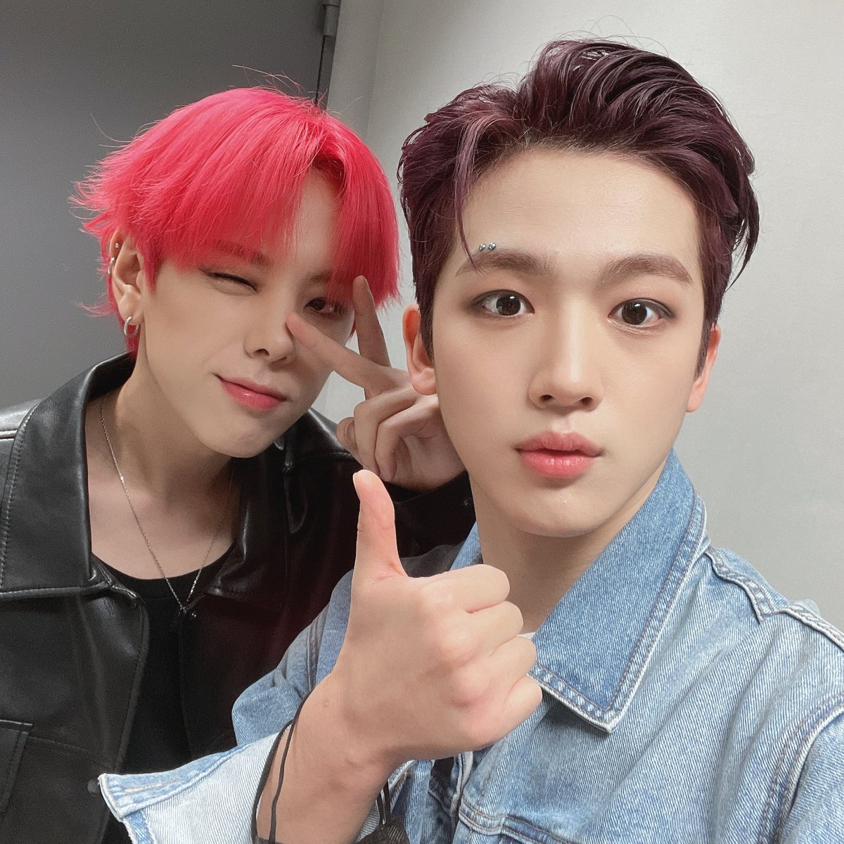 WEi__Official's tweet photo. 점��시간마저 힐링으로 꽉 채워준 삐약삐약🐣 대현이와 요한이☘️
잘생긴 미모까지 함께할 수 있어 더욱 행복했답니다☀️ 박력으로 반전매력을 뽐낼 여섯 시에 또 만나요🔜

#위아이 #WEi #IDENTITY #CHALLENGE 
#장대현 #김요한 #JANGDAEHYEON #KIMYOHAN https://t.co/ay8VOxIpiC