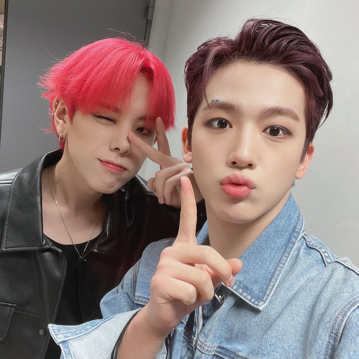 WEi__Official's tweet photo. 점��시간마저 힐링으로 꽉 채워준 삐약삐약🐣 대현이와 요한이☘️
잘생긴 미모까지 함께할 수 있어 더욱 행복했답니다☀️ 박력으로 반전매력을 뽐낼 여섯 시에 또 만나요🔜

#위아이 #WEi #IDENTITY #CHALLENGE 
#장대현 #김요한 #JANGDAEHYEON #KIMYOHAN https://t.co/ay8VOxIpiC